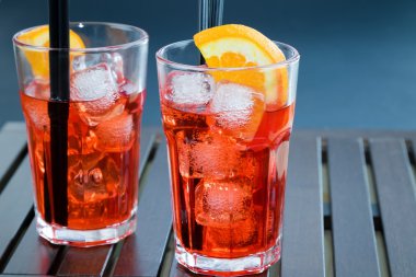 Spritz aperatif aperol iki portakal dilimleri ve buz küpleri ile kokteyl