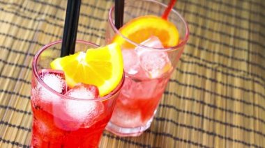 Barmen yağan kırmızı spritz aperatif aperol iki portakal dilimleri ve buz küpleri ile kokteyl