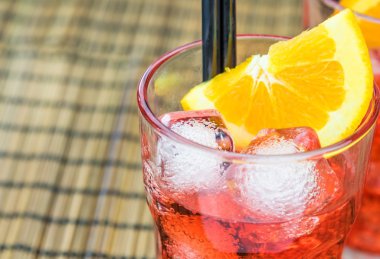 Spritz aperatif aperol portakal dilimleri ve buz küpleri ile kokteyl