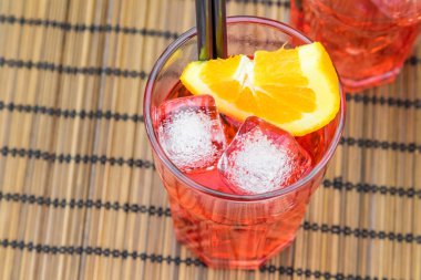 spritz aperatif aperol portakal dilimleri ve buz küpleri ile kokteyl görünümünü üst