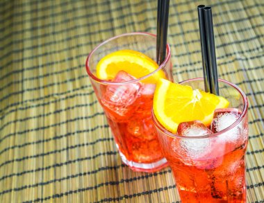 spritz aperatif aperol iki portakal dilimleri ve buz küpleri ile kokteyl görünümünü üst