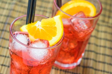 iki spritz aperatif aperol iki portakal dilimleri ve buz küpleri ile kokteyl bardak