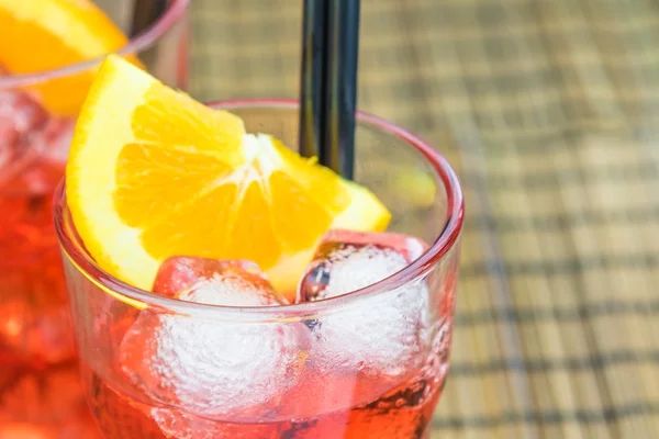 Coquetel aperitivo aperol spritz com fatias de laranja e cubos de gelo — Fotografia de Stock