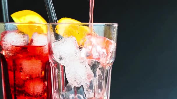 Barman verter rojo spritz aperitivo aperol cóctel con dos rebanadas de naranja y cubitos de hielo — Vídeo de stock