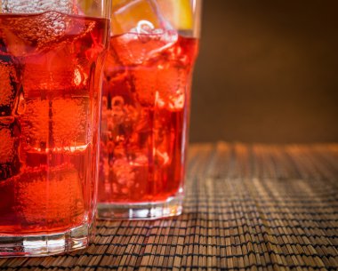 Spritz aperatif aperol iki portakal dilimleri ve buz küpleri ile kokteyl