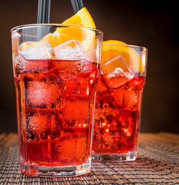 Aperatif aperol kokteyl bardağı portakal dilimleri ile spritz ve buz küpleri