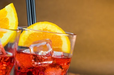 Spritz aperatif aperol portakal dilimleri ve buz küpleri ile metin için yer ile kokteyl