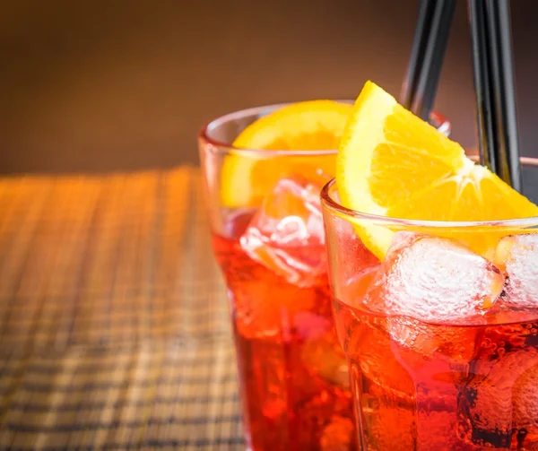 spritz aperatif aperol iki portakal dilimleri ve buz küpleri ile kokteyl görünümünü üst