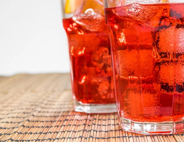 Spritz aperitivo aperol cóctel con rodajas de naranja y cubitos de hielo —  Fotos de Stock