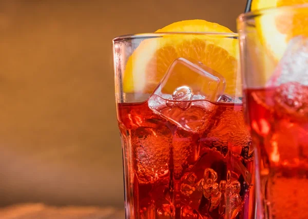 Coquetel aperitivo aperol spritz com duas fatias de laranja e cubos de gelo com espaço para texto — Fotografia de Stock