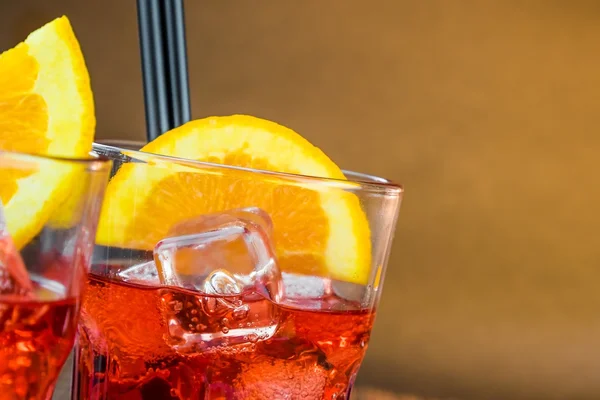 Spritz aperitivo aperol cóctel con rodajas de naranja y cubitos de hielo con espacio para el texto — Foto de Stock