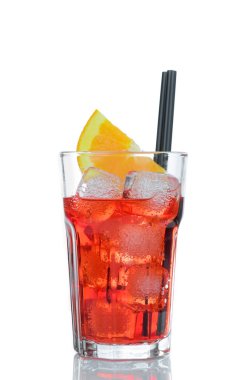 Spritz aperatif aperol portakal dilimleri ve buz üzerinde beyaz izole kokteyl