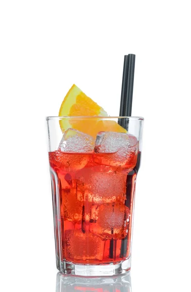 Spritz 开胃酒 aperol 鸡尾酒与橙片和冰块上白色孤立 — 图库照片