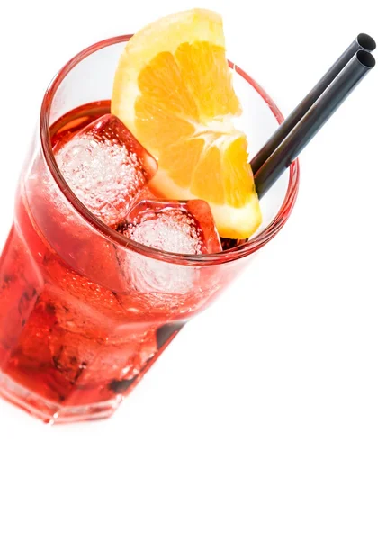 Arriba de la vista del cóctel de aperol de aperitivo spritz con rodajas de naranja y cubitos de hielo aislados en blanco — Foto de Stock