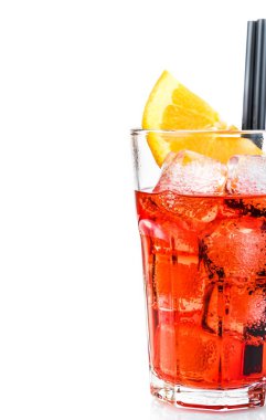 yarısı aperatif aperol kokteyl cam portakal dilimleri ile spritz ve buz küpleri beyaz izole
