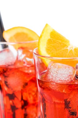 iki spritz aperatif aperol portakal dilimleri ve buz üzerinde beyaz izole kokteyl bardak Close-Up