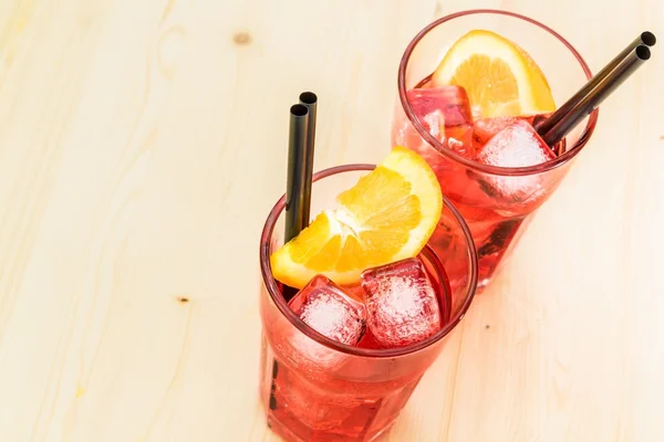 Nahaufnahme von Gläsern Spritz-Aperitif-Aperol-Cocktail mit Orangenscheiben und Eiswürfeln — Stockfoto