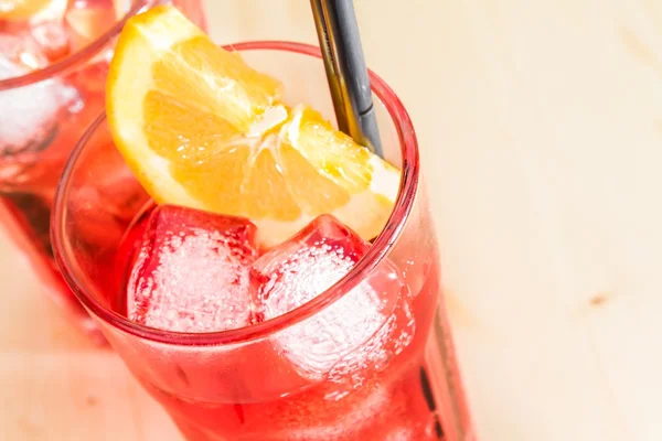 Primer plano del vaso de cóctel de aperol aperitivo spritz con rodajas de naranja y cubitos de hielo — Foto de Stock