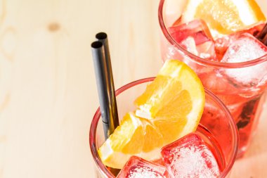 spritz aperatif aperol portakal dilimleri ve buz küpleri ile kokteyl bardak Close-Up