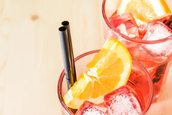 Close-up dari kaca spritz aperitif aperitif koktail dengan irisan oranye dan es batu — Stok Foto