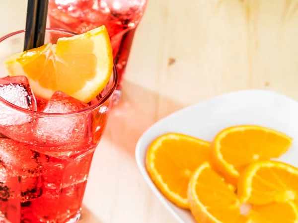 Arriba de la vista del vaso de cóctel de aperol aperitivo spritz con rodajas de naranja y cubitos de hielo —  Fotos de Stock