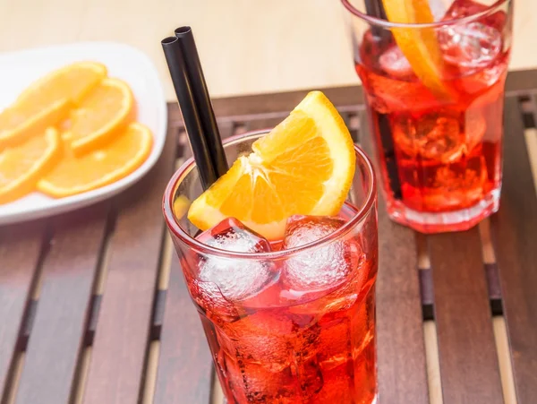 Glasögon av aperol spritz aperitif cocktail med apelsinskivor och isbitar — Stockfoto