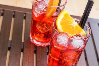 spritz aperatif aperol portakal dilimleri ve buz küpleri ile kokteyl bardak