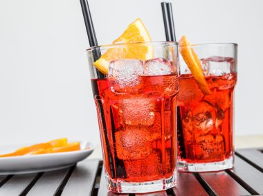 spritz aperatif aperol portakal dilimleri ve plaka dilimlerini portakal yakınındaki buz küpleri ile kokteyl bardak
