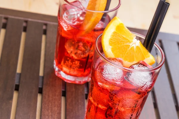 Gläser Spritz Aperitif Aperol Cocktail mit Orangenscheiben und Eiswürfeln — Stockfoto