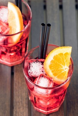 Spritz aperatif aperol portakal dilimleri ve buz küpleri ile kokteyl