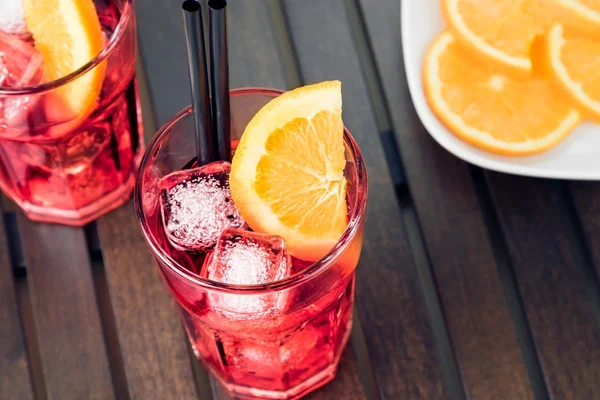 Aperitif-Cocktail Spritz mit Orangenscheiben und Eiswürfeln — Stockfoto
