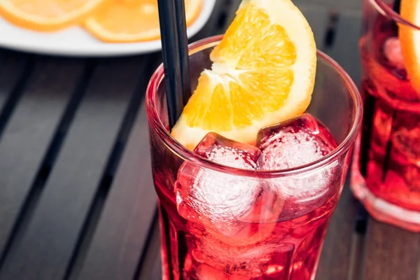 Blick von oben auf Gläser mit Spritz-Aperitif-Aperol-Cocktail mit Orangenscheiben und Eiswürfeln — Stockfoto