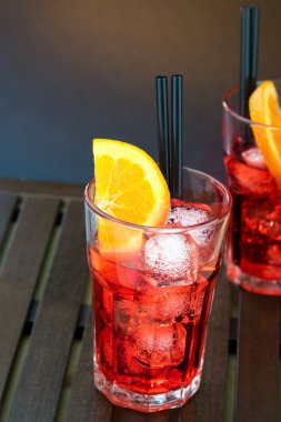 Spritz aperatif aperol portakal dilimleri ve renk degrade arka plan buz küpleri ile kokteyl