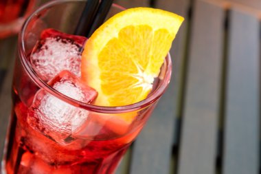 spritz aperatif aperol portakal dilimleri ve buz küpleri ile kokteyl görünümünü üst