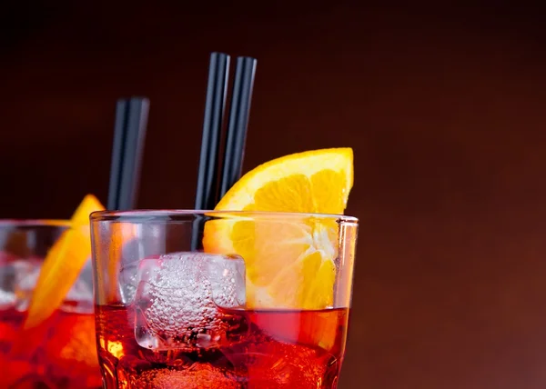 Glas spritz aperitif aperol cocktail med orange skiver og isterninger med plads til tekst - Stock-foto