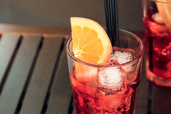 Parte superior de la vista de vasos de aperitivo spritz cóctel aperol con rodajas de naranja y cubitos de hielo —  Fotos de Stock