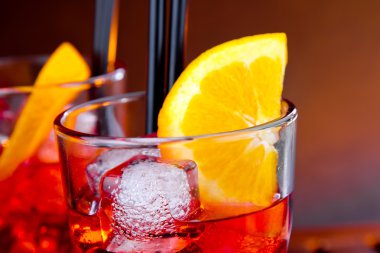 spritz aperatif aperol portakal dilimleri ve buz küpleri ile kokteyl bardak Close-Up