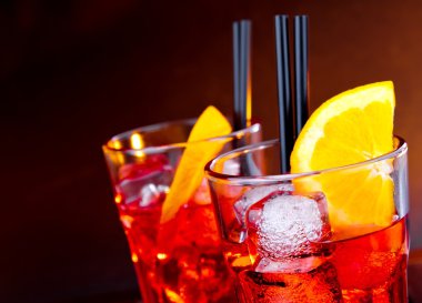 iki spritz aperatif aperol portakal dilimleri ve buz küpleri ile kokteyl bardak Close-Up