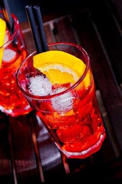 Spritz aperatif aperol portakal dilimleri ve renk disko açık renkli buz küpleri ile kokteyl