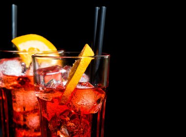 spritz aperatif aperol portakal dilimleri ve buz küpleri ile metin için yer ile kokteyl bardak