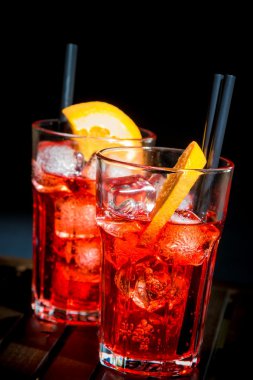 Spritz aperatif aperol portakal dilimleri ve siyah arka plan üzerine buz küpleri ile kokteyl