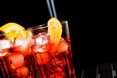 Spritz aperatif aperol portakal dilimleri ve siyah buz küpleri ile kokteyl