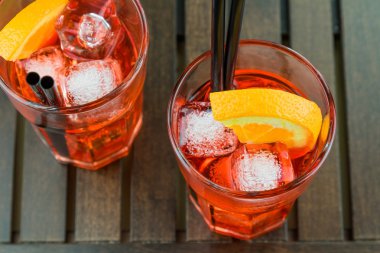 spritz aperatif aperol kırmızı portakal dilimleri ve buz küpleri ile kokteyl bardak görünümünün üst