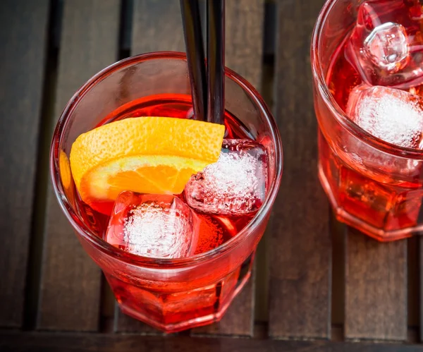 Spritz aperitif aperol cocktail med appelsinskiver og isbiter – stockfoto