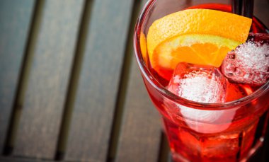 üst spritz aperatif aperol kokteyl cam portakal dilimleri ve buz küpleri ile görüş