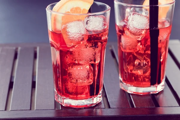 Spritz aperitivo aperol cóctel con dos rebanadas de naranja y cubitos de hielo estilo vintage — Foto de Stock