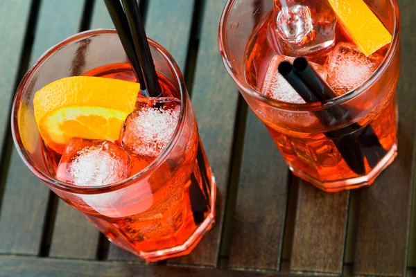 Spritz aperitivo aperol cóctel con rodajas de naranja y cubitos de hielo —  Fotos de Stock