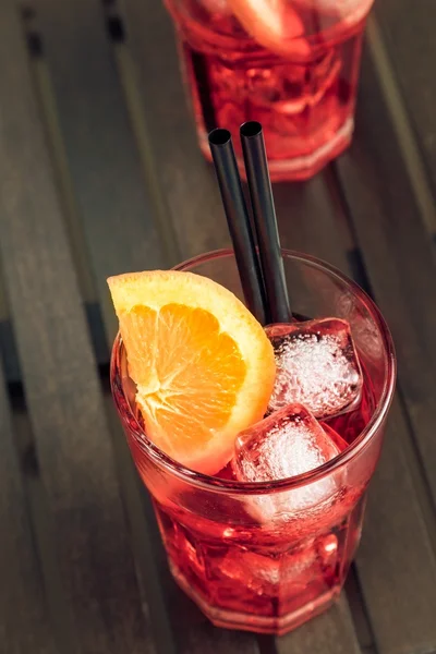 Cocktail di spritz aperitivo con fette di arancia e cubetti di ghiaccio — Foto Stock
