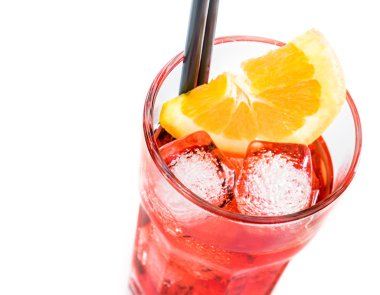 spritz aperatif aperol portakal dilimleri ve buz üzerinde beyaz izole kokteyl görünümünü üst