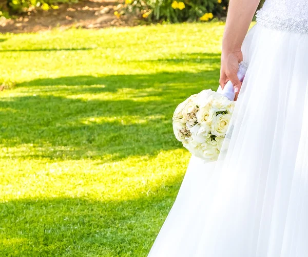 Detalhe de buquê de casamento de flores na mão de uma noiva em um jardim — Fotografia de Stock